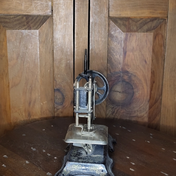 Antique Sewing Machine - Picture 13 of 14